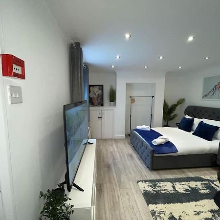 Stylish Cosy Studio Apartment Грейвсенд Екстериор снимка