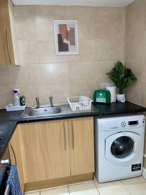 Stylish Cosy Studio Apartment Грейвсенд Екстериор снимка