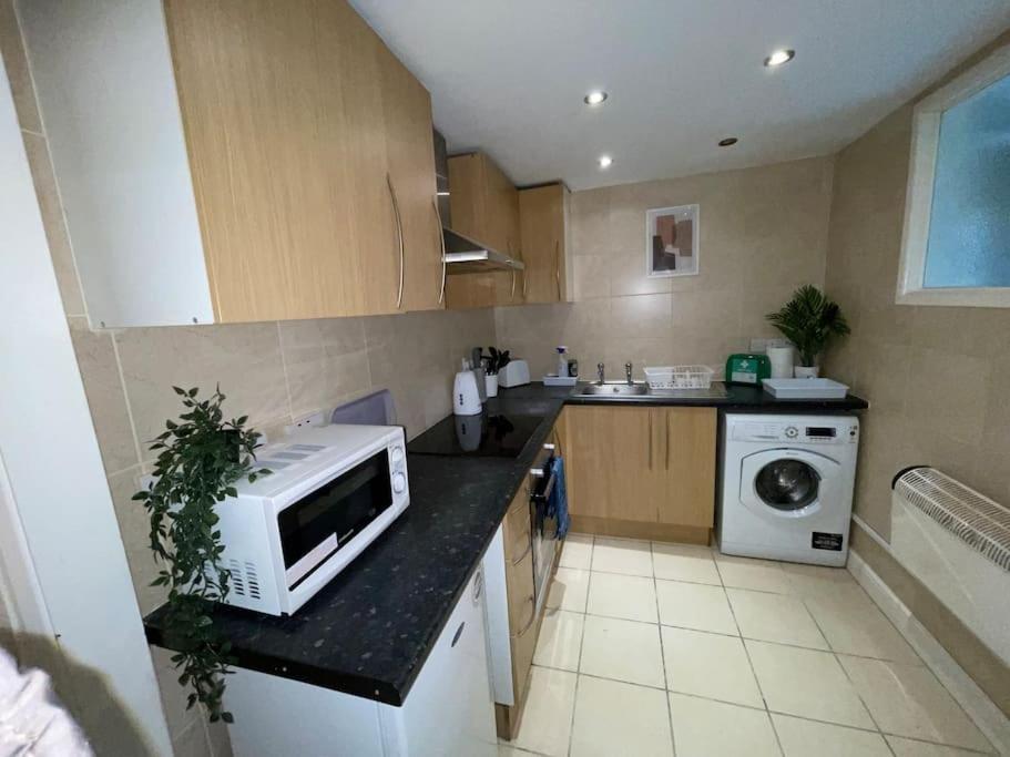 Stylish Cosy Studio Apartment Грейвсенд Екстериор снимка