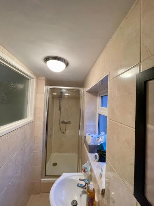 Stylish Cosy Studio Apartment Грейвсенд Екстериор снимка